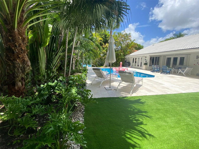 2360 NE 214th St in Miami, FL - Building Photo - Building Photo