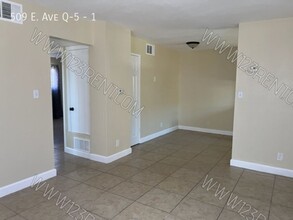 509 E Ave Q-5 in Palmdale, CA - Building Photo - Building Photo