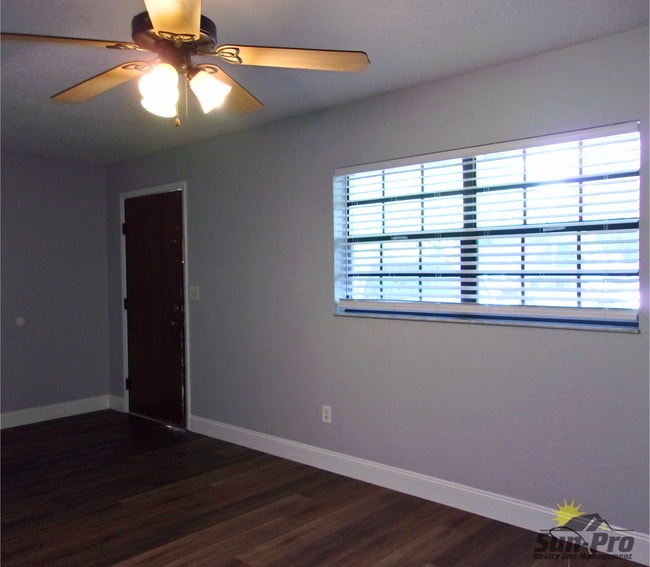 323 Cavanah Dr in Holly Hill, FL - Foto de edificio - Building Photo