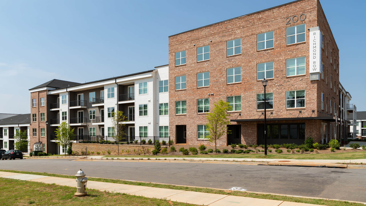 Richmond Row in Suwanee, GA - Foto de edificio