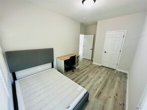 1100 Holly St NW in Atlanta, GA - Building Photo - Building Photo