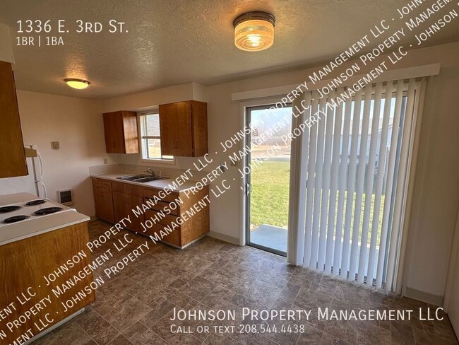 1336 E 3rd St in Meridian, ID - Foto de edificio - Building Photo