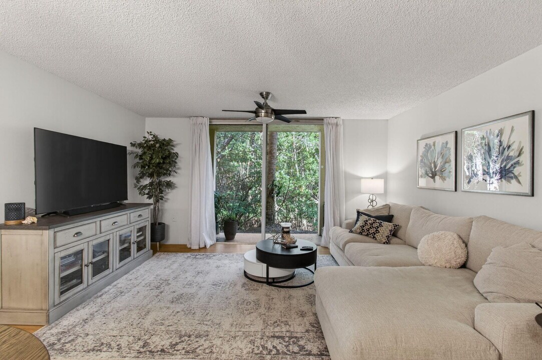 1100 Scotia Dr in Hypoluxo, FL - Building Photo