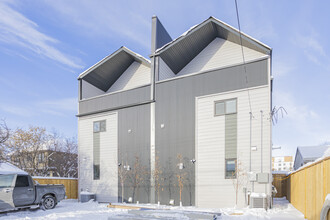 257 18 Av NE in Calgary, AB - Building Photo - Building Photo