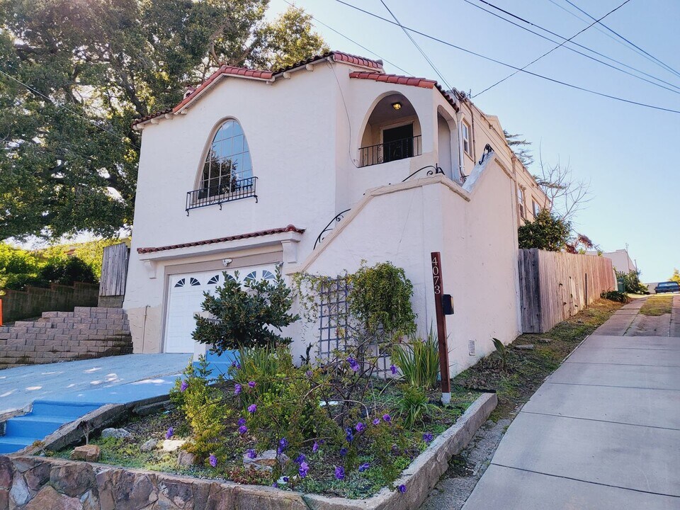 4071 Waterhouse Rd in Oakland, CA - Building Photo