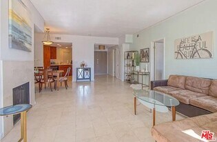 723 Westmount Dr in West Hollywood, CA - Building Photo