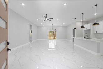 327 Paradise Ln in Montgomery, TX - Building Photo - Building Photo