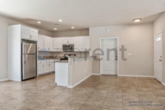 16472 Smoke Tree St in Hesperia, CA - Building Photo - Building Photo