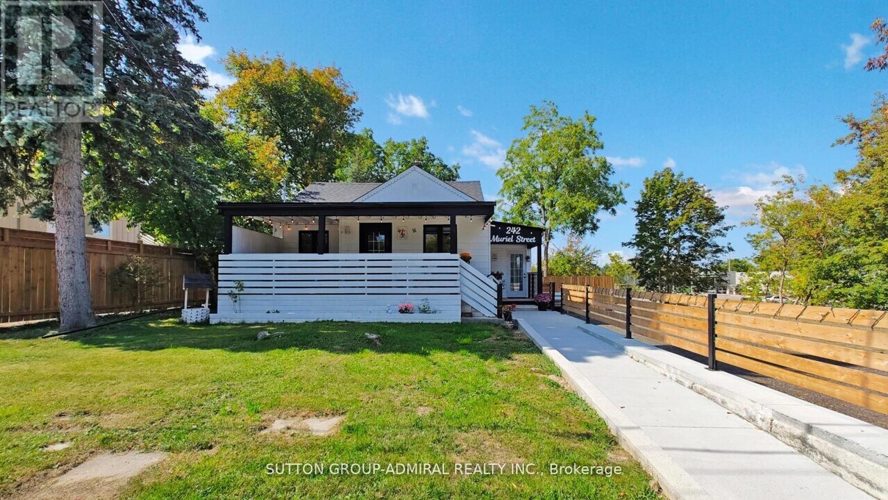 242 Muriel St in Newmarket, ON - Building Photo
