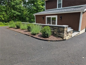 193 Phoenix Mills Rd in Oyster Bay, NY - Foto de edificio - Building Photo