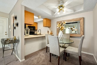 Hunter's Pointe Apartments in Overland Park, KS - Building Photo - Building Photo