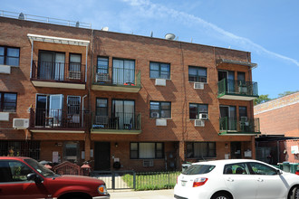 34-26 10th St in Long Island City, NY - Building Photo - Building Photo