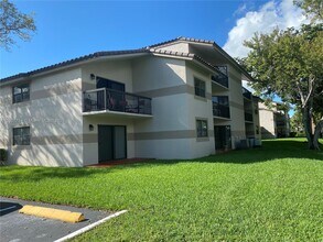 9939 Nob Hill Pl in Sunrise, FL - Building Photo - Building Photo
