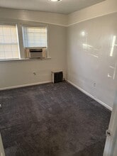 114 Pilgrim Pl, Unit 2 in Valley Stream, NY - Foto de edificio - Building Photo