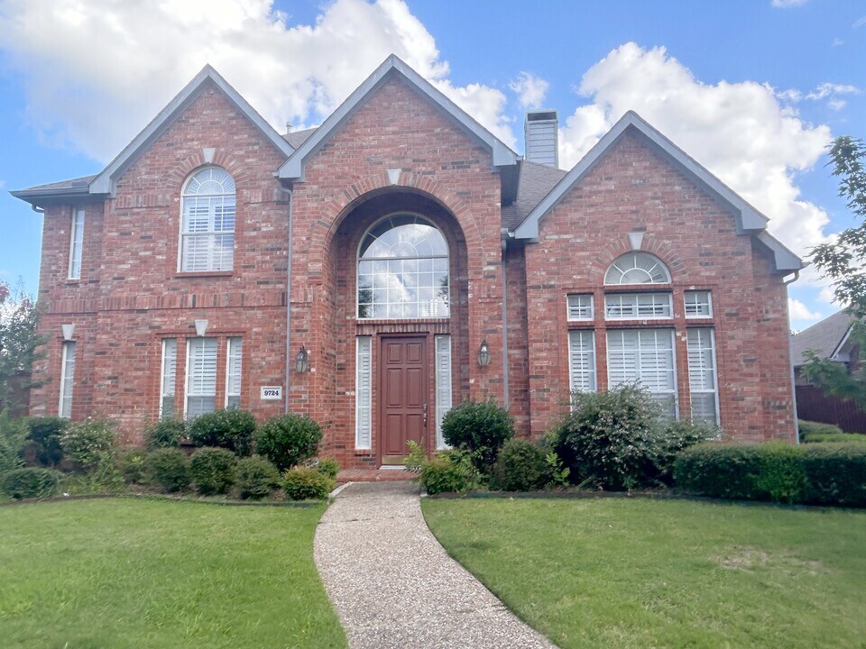 9724 Wolf Creek Dr in Irving, TX - Building Photo