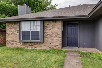 3422 Heritage Ln in Forest Hill, TX - Building Photo - Building Photo