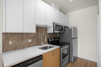 8417 SW 24th Ave in Portland, OR - Building Photo - Building Photo