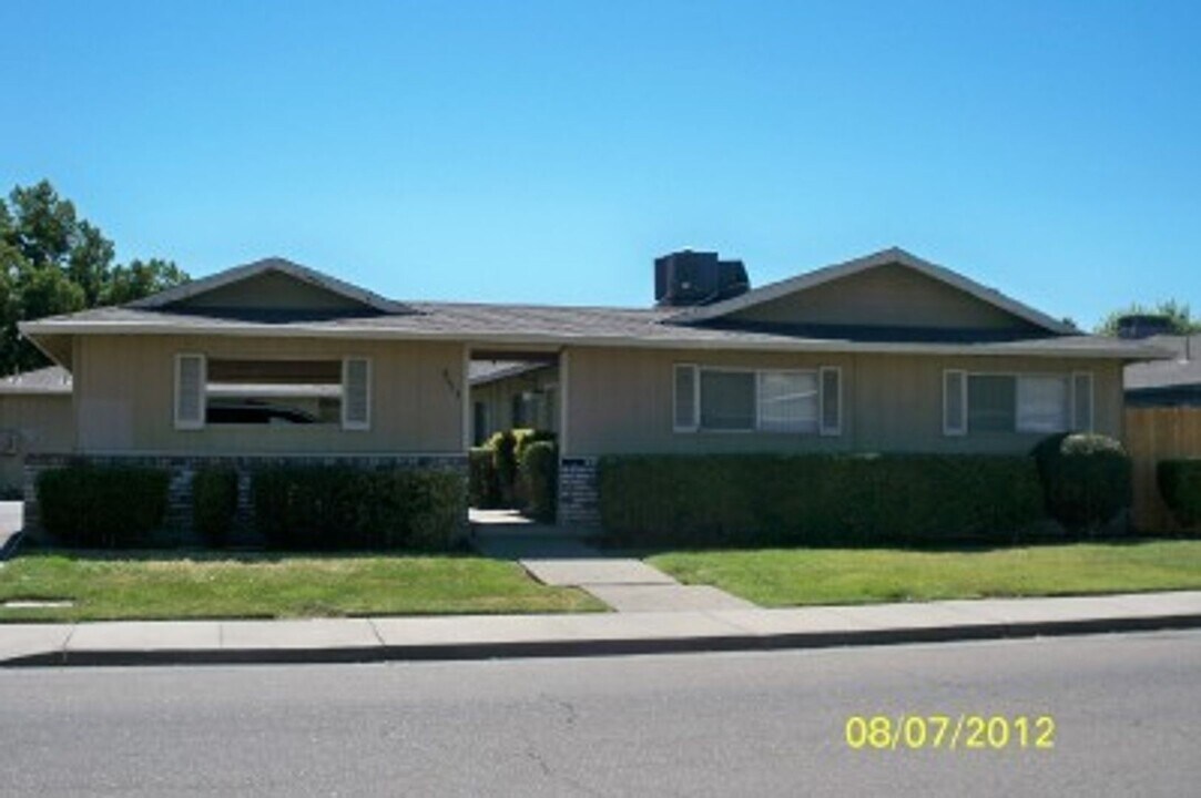 245 Strathaven Way in Stockton, CA - Foto de edificio