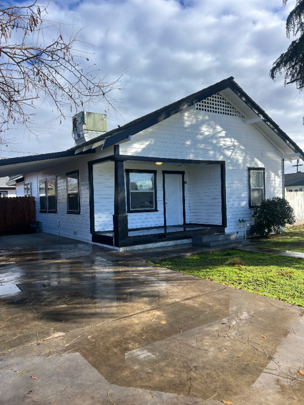 1082 S Klein Ave in Reedley, CA - Building Photo - Building Photo