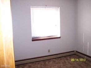 10628 W Bobolink Ave in Milwaukee, WI - Building Photo - Building Photo