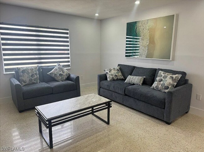 2231 Isle of Pines Ave in Ft. Myers, FL - Foto de edificio - Building Photo