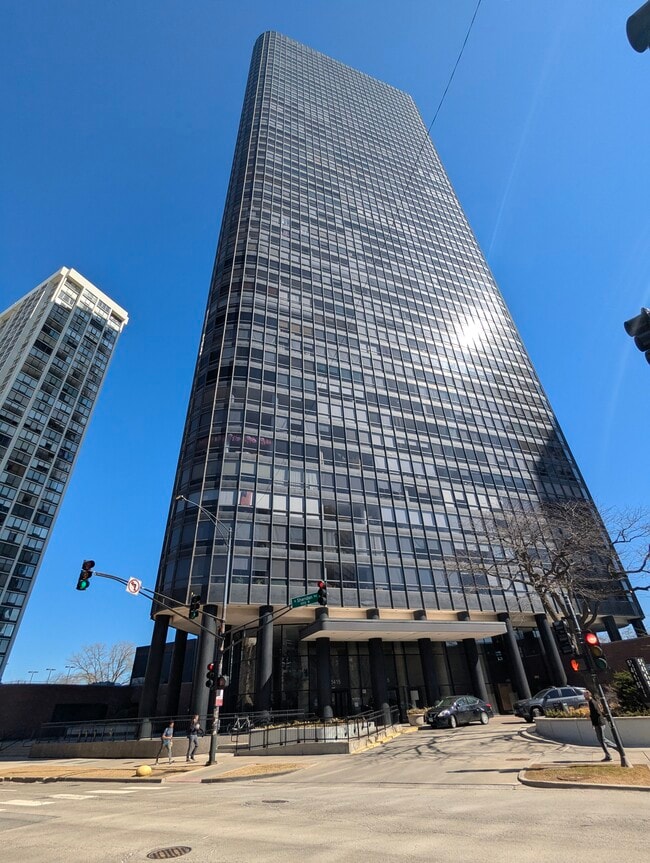 5415 N Sheridan Rd, Unit 1902 in Chicago, IL - Building Photo - Building Photo
