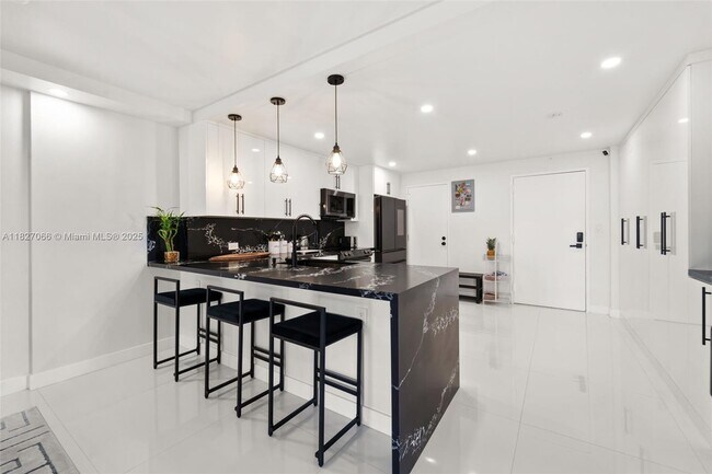 1050 93rd St, Unit 7H in Bay Harbor Islands, FL - Building Photo - Building Photo