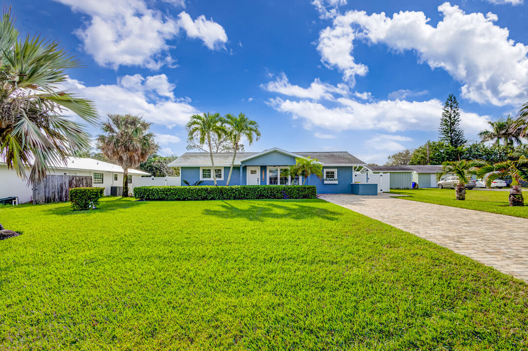 8776 SE Alabama Pl in Hobe Sound, FL - Building Photo