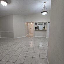 811 NE 199th St in Miami, FL - Building Photo - Building Photo