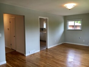 1822 Jackson Ave, Unit upper in Ann Arbor, MI - Foto de edificio - Building Photo