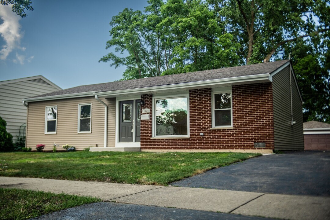 1028 Valley Stream Dr in Wheeling, IL - Building Photo