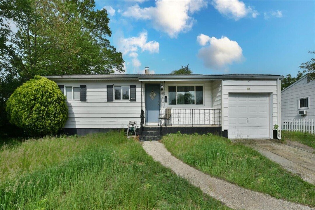 47 Robin Hill Pl in Brentwood, NY - Building Photo