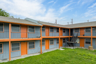 Lorenzo Apartments in San Antonio, TX - Foto de edificio - Building Photo