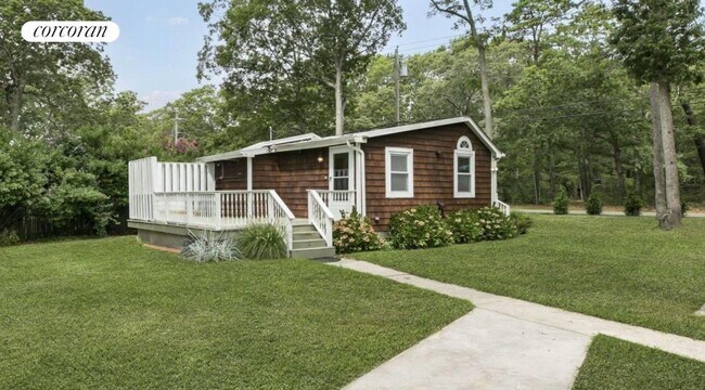 61 Squires Ave in East Quogue, NY - Building Photo - Building Photo