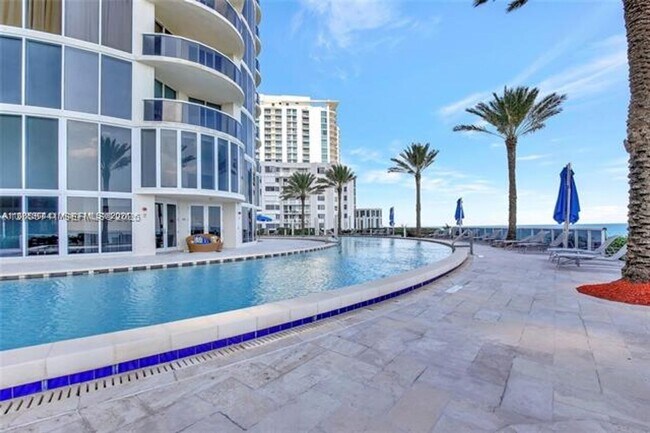 17201 Collins Ave in Sunny Isles Beach, FL - Building Photo - Building Photo