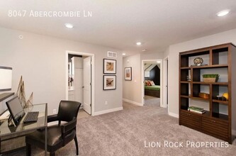 8047 Abercrombie Ln in Woodbury, MN - Foto de edificio - Building Photo
