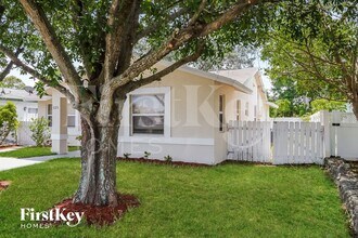 525 20th Ave N in Lake Worth Beach, FL - Foto de edificio - Building Photo