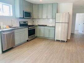 910 S Maple St in Escondido, CA - Building Photo