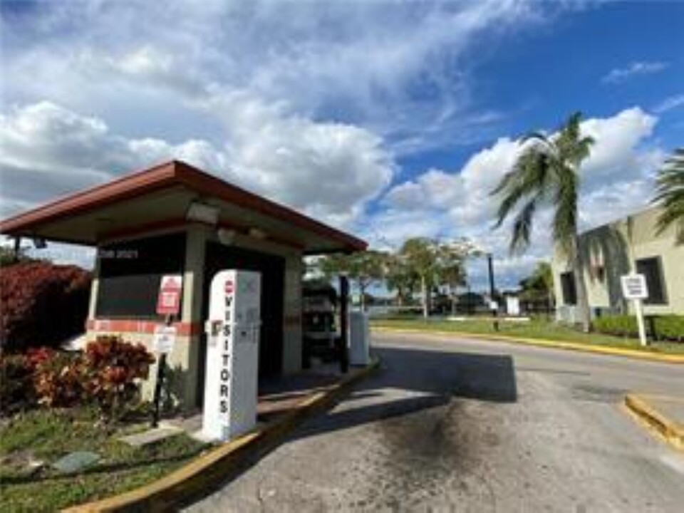 211 Lake Pointe Dr, Unit 101 in Oakland Park, FL - Foto de edificio