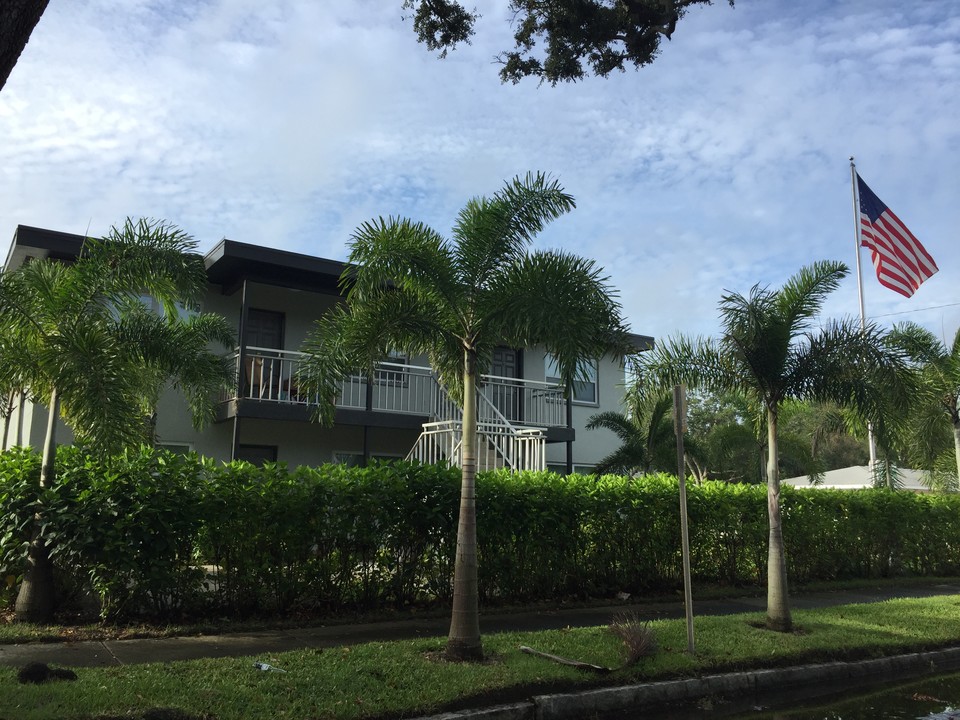 Crescent Lake Apartments in St. Petersburg, FL - Building Photo