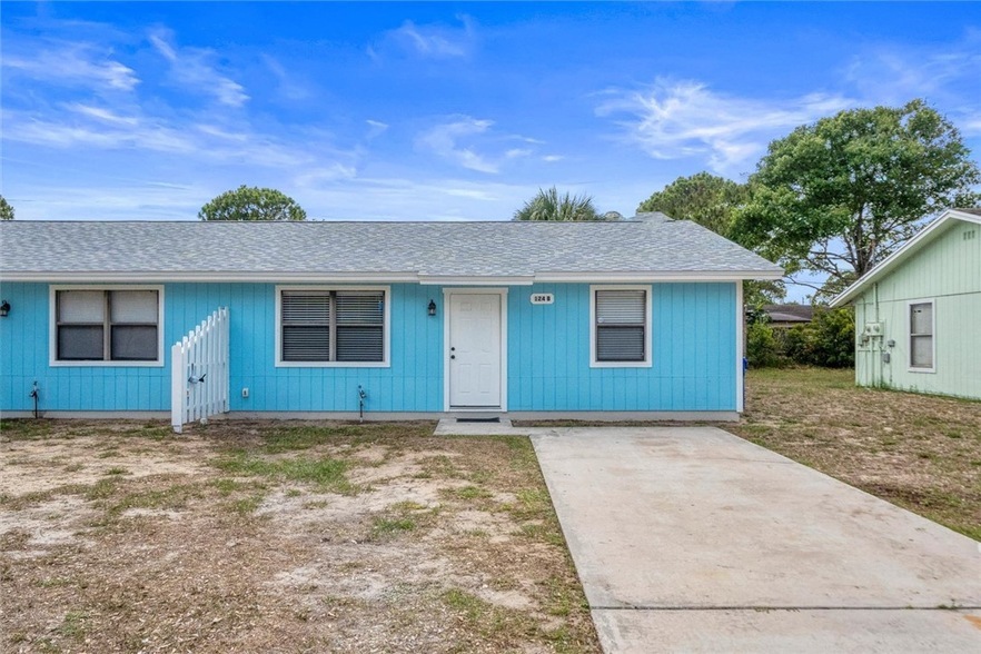 124 Admiral Cir, Unit B in Sebastian, FL - Building Photo