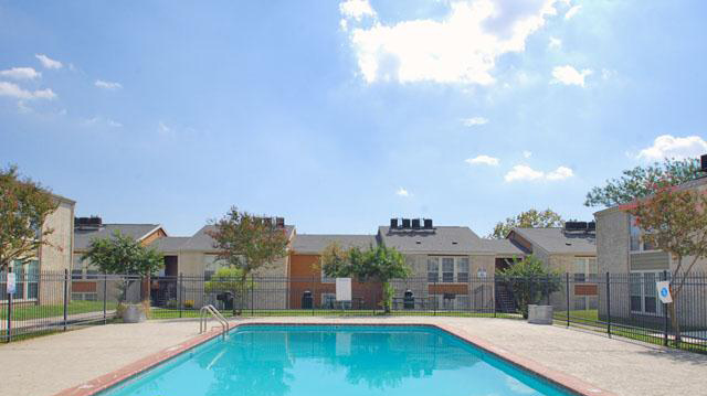 Hilltop Oaks Apartments in San Antonio, TX - Foto de edificio - Building Photo