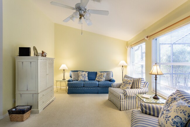 22143 Seashore Cir in Estero, FL - Foto de edificio - Building Photo