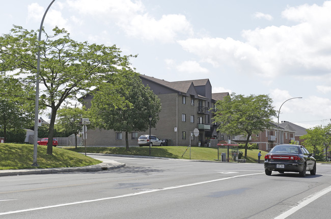 17704 de Pierrefonds in Montréal, QC - Building Photo - Building Photo