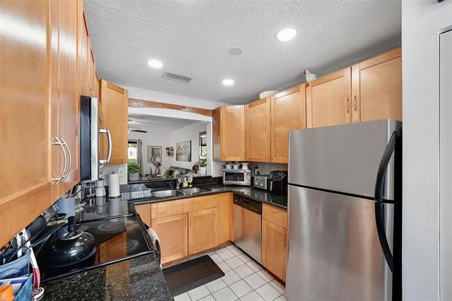 9468 S Palm Dr in Pembroke Pines, FL - Building Photo - Building Photo