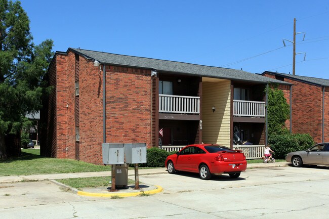 906-920 E Lindsey St in Norman, OK - Foto de edificio - Building Photo