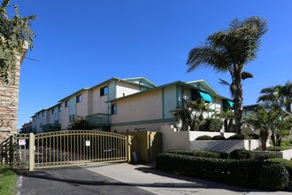 1344-1348 Holly Ave in Imperial Beach, CA - Foto de edificio - Building Photo