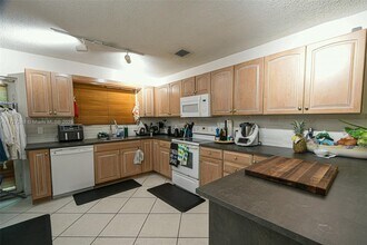 2961 Catalina St-Unit -2 in Miami, FL - Foto de edificio - Building Photo