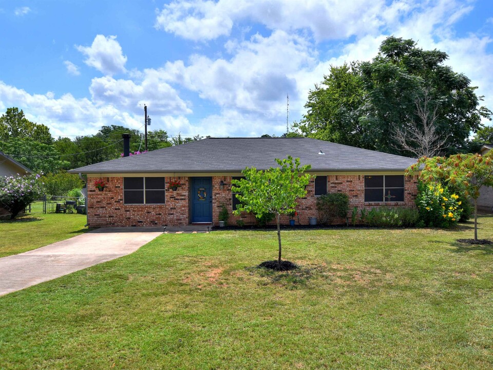 1301 Post Oak Cir in Marble Falls, TX - Building Photo