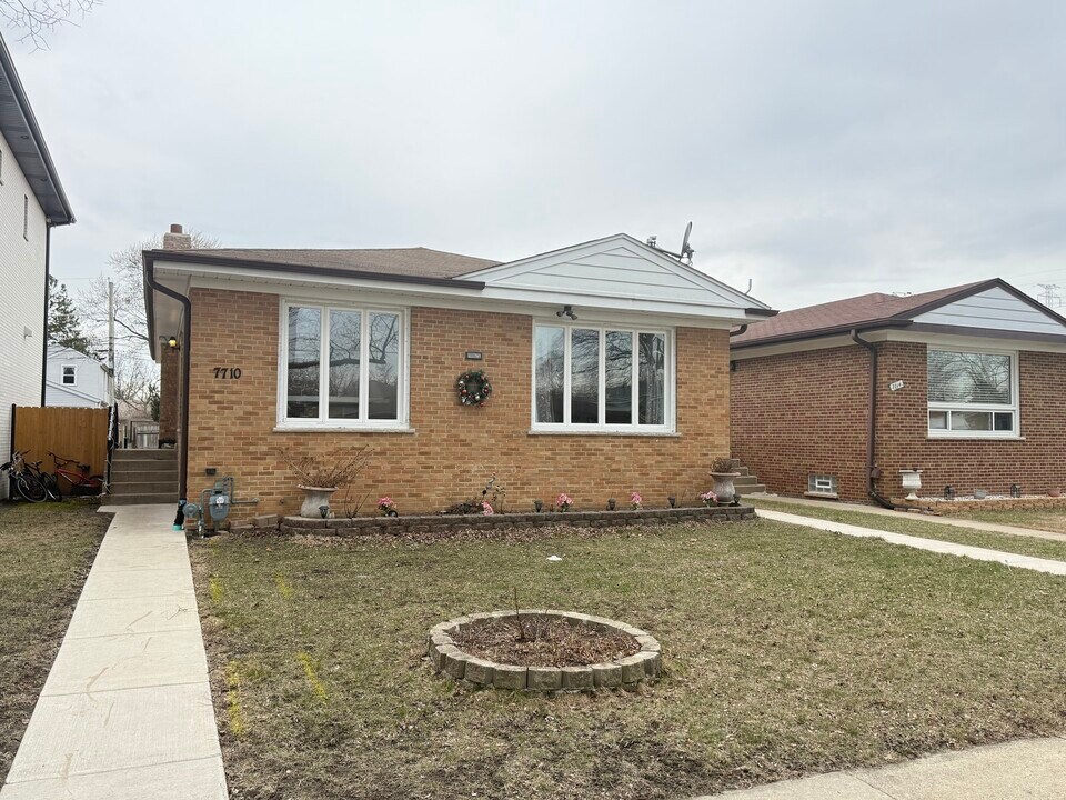 7710 Kedvale Ave in Skokie, IL - Building Photo